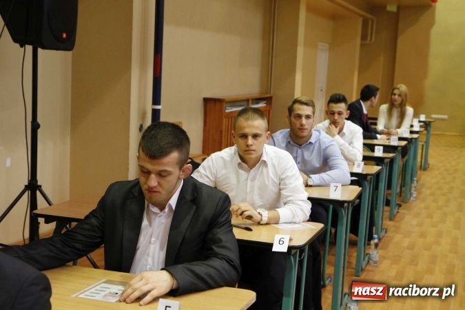 Zdjęcie w galerii na portalu naszraciborz.pl: Pierwszy dzień matury w raciborskiej ZSOMS wiadomości z regionu