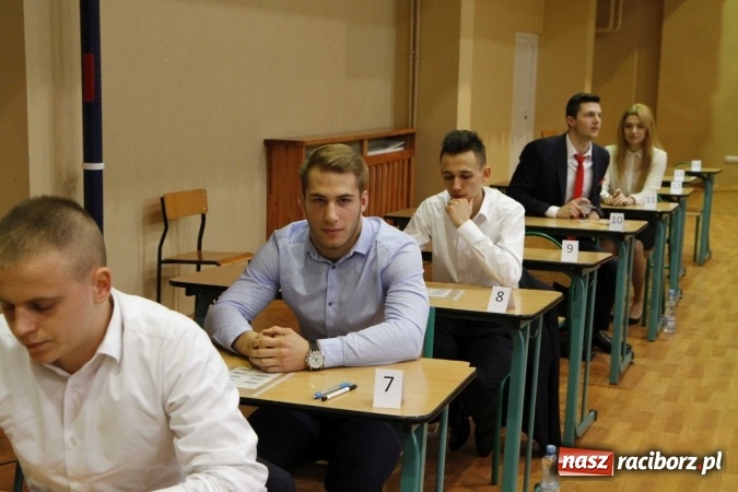 Zdjęcie w galerii na portalu naszraciborz.pl: Pierwszy dzień matury w raciborskiej ZSOMS wiadomości z regionu