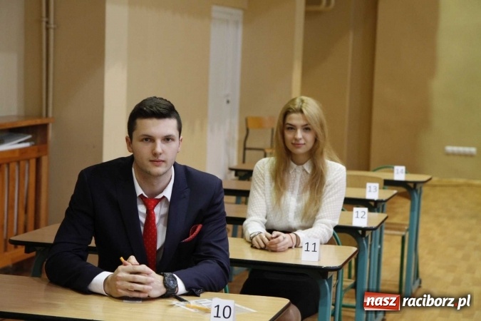 Zdjęcie w galerii na portalu naszraciborz.pl: Pierwszy dzień matury w raciborskiej ZSOMS wiadomości z regionu
