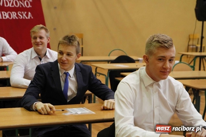Zdjęcie w galerii na portalu naszraciborz.pl: Pierwszy dzień matury w raciborskiej ZSOMS wiadomości z regionu
