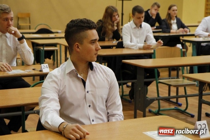 Zdjęcie w galerii na portalu naszraciborz.pl: Pierwszy dzień matury w raciborskiej ZSOMS wiadomości z regionu
