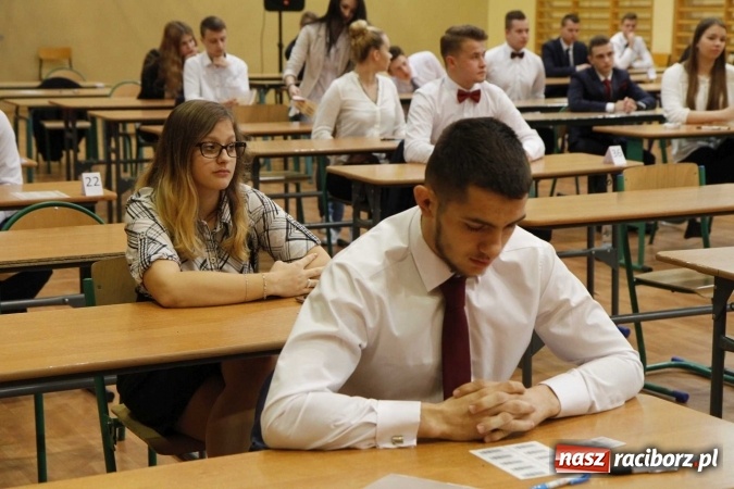 Zdjęcie w galerii na portalu naszraciborz.pl: Pierwszy dzień matury w raciborskiej ZSOMS wiadomości z regionu