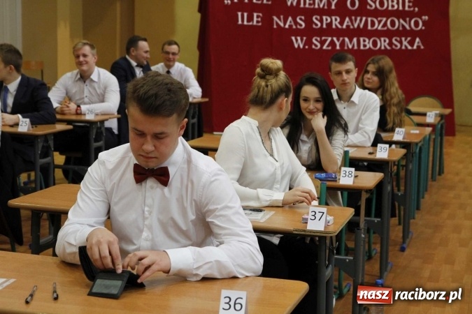 Zdjęcie w galerii na portalu naszraciborz.pl: Pierwszy dzień matury w raciborskiej ZSOMS wiadomości z regionu