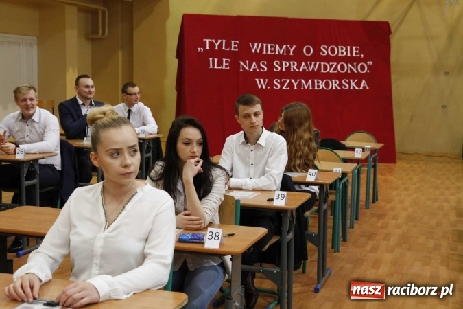 Zdjęcie w galerii na portalu naszraciborz.pl: Pierwszy dzień matury w raciborskiej ZSOMS wiadomości z regionu