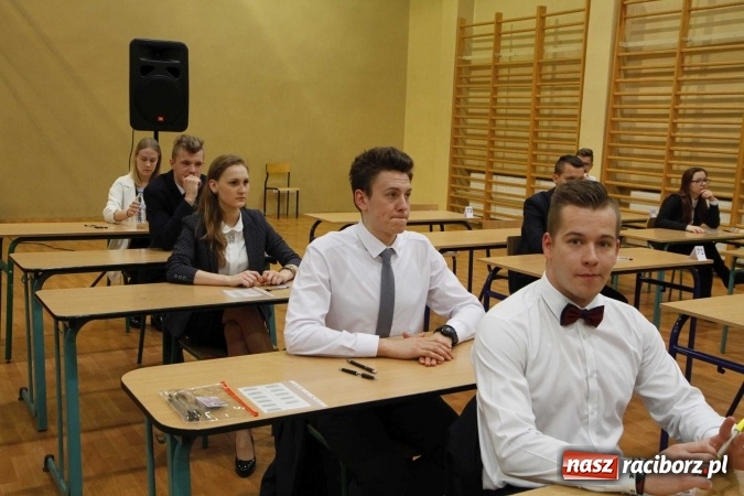 Zdjęcie w galerii na portalu naszraciborz.pl: Pierwszy dzień matury w raciborskiej ZSOMS wiadomości z regionu