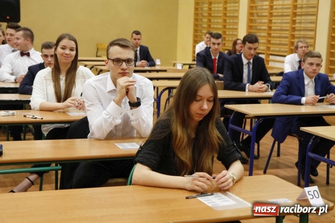 Zdjęcie w galerii na portalu naszraciborz.pl: Pierwszy dzień matury w raciborskiej ZSOMS wiadomości z regionu