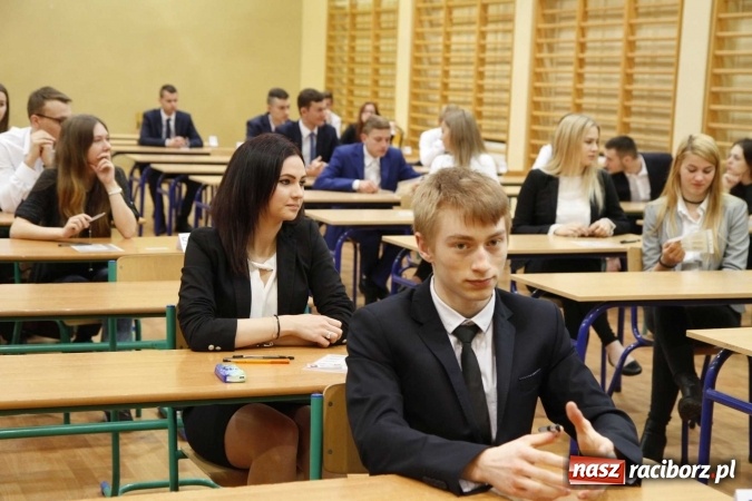 Zdjęcie w galerii na portalu naszraciborz.pl: Pierwszy dzień matury w raciborskiej ZSOMS wiadomości z regionu