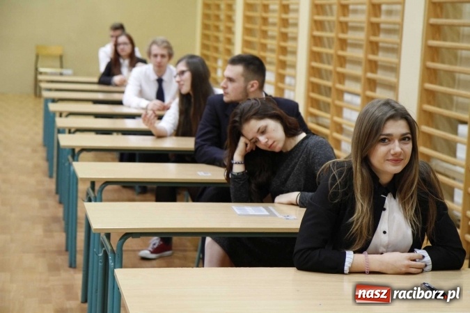 Zdjęcie w galerii na portalu naszraciborz.pl: Pierwszy dzień matury w raciborskiej ZSOMS wiadomości z regionu