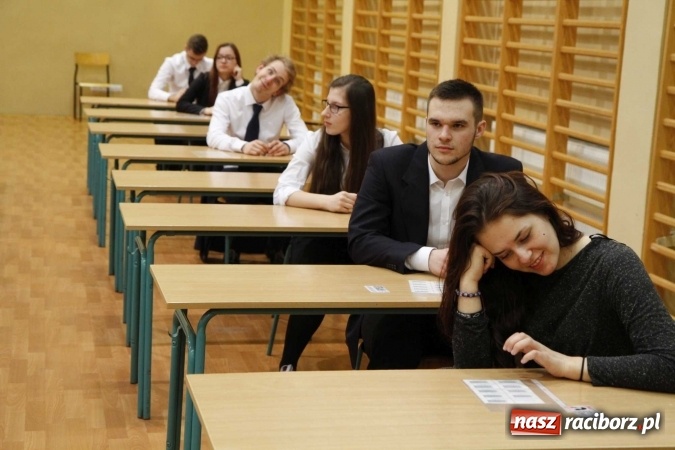 Zdjęcie w galerii na portalu naszraciborz.pl: Pierwszy dzień matury w raciborskiej ZSOMS wiadomości z regionu