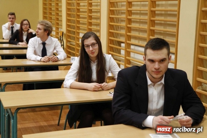 Zdjęcie w galerii na portalu naszraciborz.pl: Pierwszy dzień matury w raciborskiej ZSOMS wiadomości z regionu