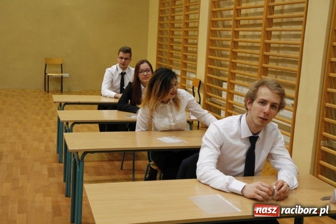 Zdjęcie w galerii na portalu naszraciborz.pl: Pierwszy dzień matury w raciborskiej ZSOMS wiadomości z regionu