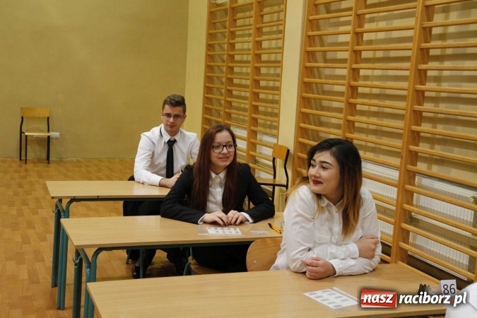 Zdjęcie w galerii na portalu naszraciborz.pl: Pierwszy dzień matury w raciborskiej ZSOMS wiadomości z regionu