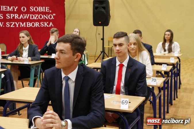 Zdjęcie w galerii na portalu naszraciborz.pl: Pierwszy dzień matury w raciborskiej ZSOMS wiadomości z regionu