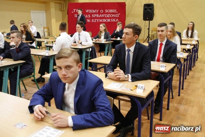 Zdjęcie w galerii na portalu naszraciborz.pl: Pierwszy dzień matury w raciborskiej ZSOMS wiadomości z regionu