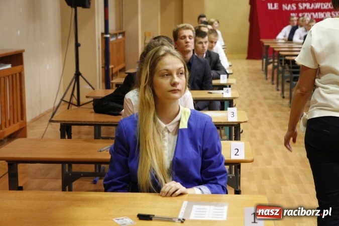 Zdjęcie w galerii na portalu naszraciborz.pl: Pierwszy dzień matury w raciborskiej ZSOMS wiadomości z regionu