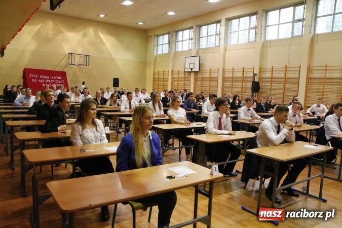 Zdjęcie w galerii na portalu naszraciborz.pl: Pierwszy dzień matury w raciborskiej ZSOMS wiadomości z regionu
