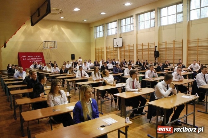 Zdjęcie w galerii na portalu naszraciborz.pl: Pierwszy dzień matury w raciborskiej ZSOMS wiadomości z regionu