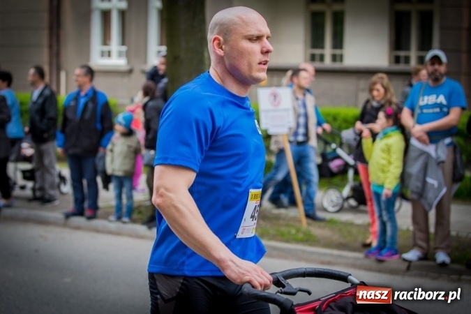 Zdjęcie w galerii na portalu naszraciborz.pl: Studenci i wykładowcy PWSZ w Raciborzu uczestnikami X Biegu bez Granic wiadomości z regionu