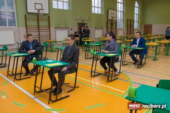 Zdjęcie w galerii na portalu naszraciborz.pl: Drugi dzień egzaminów maturalnych - w Budowlance na twarzach uśmiech wiadomości z regionu