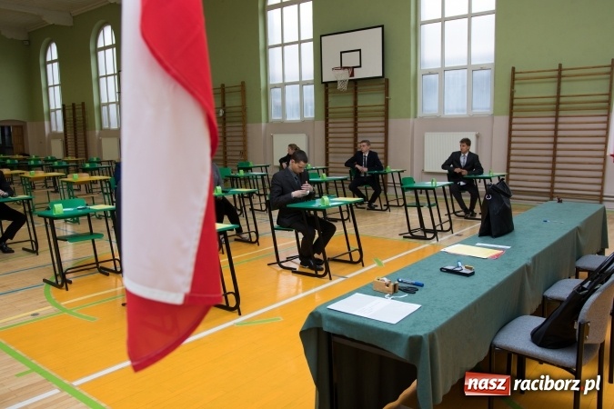 Zdjęcie w galerii na portalu naszraciborz.pl: Drugi dzień egzaminów maturalnych - w Budowlance na twarzach uśmiech wiadomości z regionu