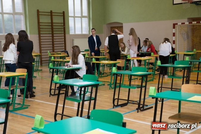 Zdjęcie w galerii na portalu naszraciborz.pl: Drugi dzień egzaminów maturalnych - w Budowlance na twarzach uśmiech wiadomości z regionu