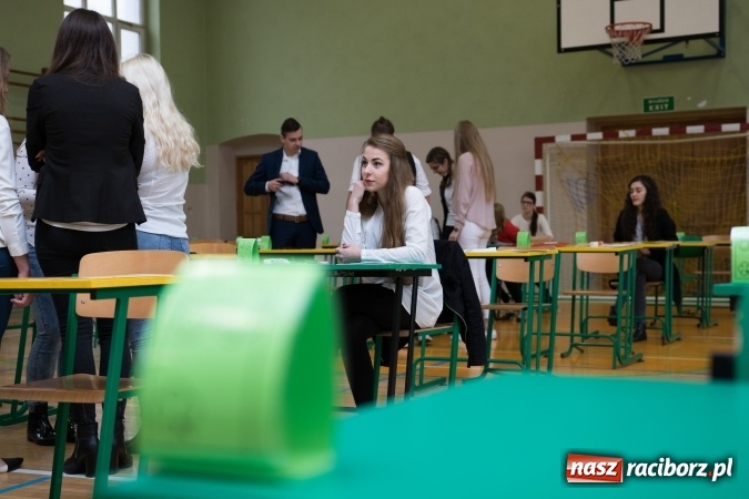 Zdjęcie w galerii na portalu naszraciborz.pl: Drugi dzień egzaminów maturalnych - w Budowlance na twarzach uśmiech wiadomości z regionu