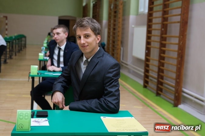 Zdjęcie w galerii na portalu naszraciborz.pl: Drugi dzień egzaminów maturalnych - w Budowlance na twarzach uśmiech wiadomości z regionu