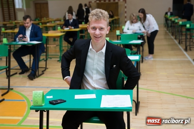 Zdjęcie w galerii na portalu naszraciborz.pl: Drugi dzień egzaminów maturalnych - w Budowlance na twarzach uśmiech wiadomości z regionu