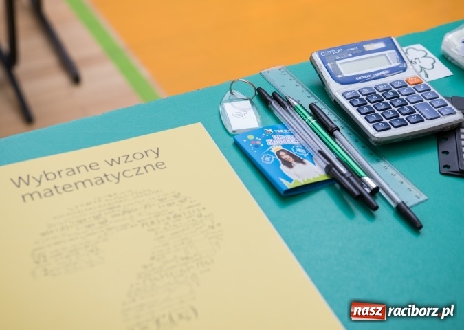 Zdjęcie w galerii na portalu naszraciborz.pl: Drugi dzień egzaminów maturalnych - w Budowlance na twarzach uśmiech wiadomości z regionu