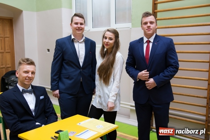 Zdjęcie w galerii na portalu naszraciborz.pl: Drugi dzień egzaminów maturalnych - w Budowlance na twarzach uśmiech wiadomości z regionu