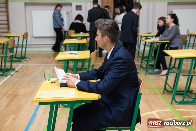 Zdjęcie w galerii na portalu naszraciborz.pl: Drugi dzień egzaminów maturalnych - w Budowlance na twarzach uśmiech wiadomości z regionu