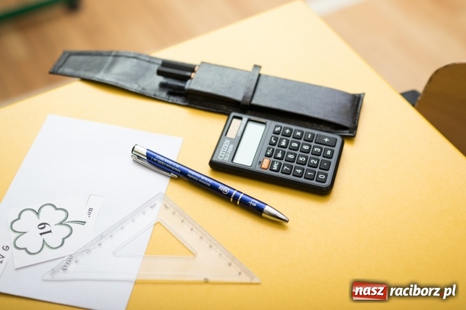 Zdjęcie w galerii na portalu naszraciborz.pl: Drugi dzień egzaminów maturalnych - w Budowlance na twarzach uśmiech wiadomości z regionu