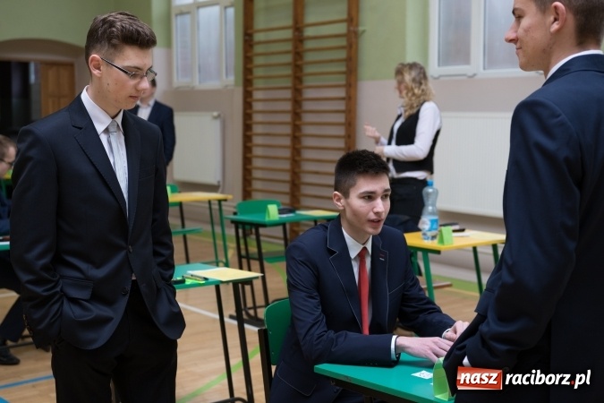 Zdjęcie w galerii na portalu naszraciborz.pl: Drugi dzień egzaminów maturalnych - w Budowlance na twarzach uśmiech wiadomości z regionu