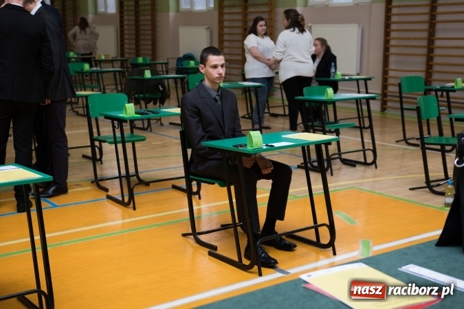 Zdjęcie w galerii na portalu naszraciborz.pl: Drugi dzień egzaminów maturalnych - w Budowlance na twarzach uśmiech wiadomości z regionu