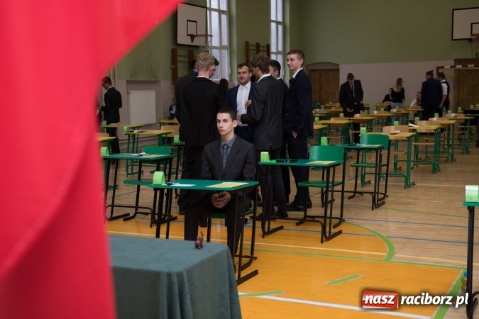 Zdjęcie w galerii na portalu naszraciborz.pl: Drugi dzień egzaminów maturalnych - w Budowlance na twarzach uśmiech wiadomości z regionu