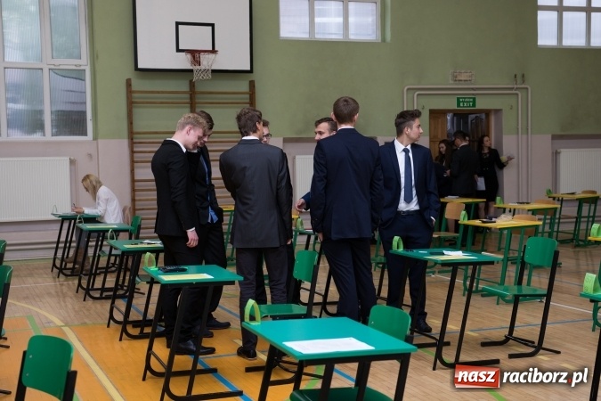 Zdjęcie w galerii na portalu naszraciborz.pl: Drugi dzień egzaminów maturalnych - w Budowlance na twarzach uśmiech wiadomości z regionu