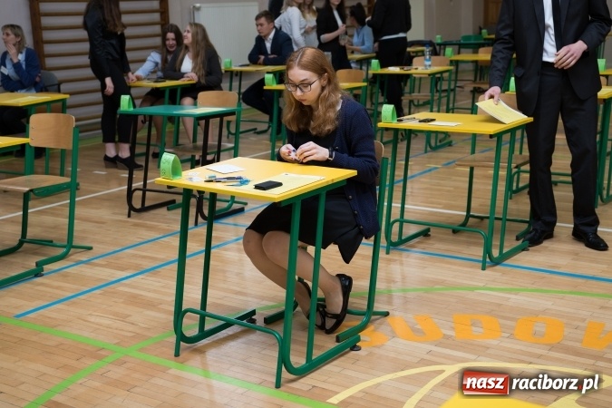 Zdjęcie w galerii na portalu naszraciborz.pl: Drugi dzień egzaminów maturalnych - w Budowlance na twarzach uśmiech wiadomości z regionu