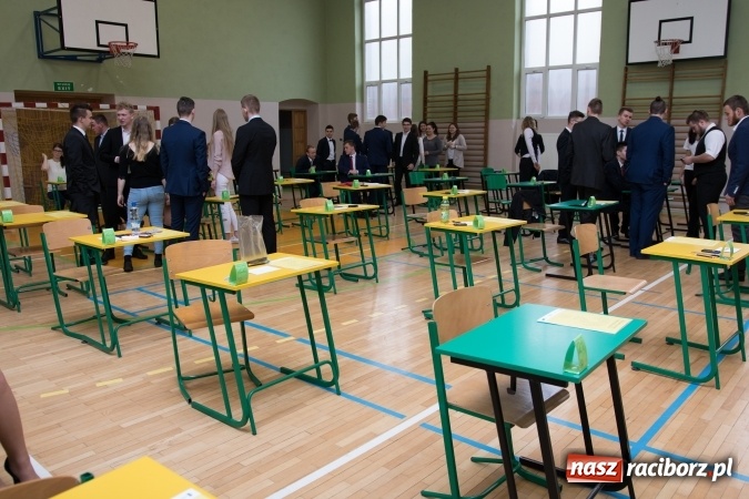 Zdjęcie w galerii na portalu naszraciborz.pl: Drugi dzień egzaminów maturalnych - w Budowlance na twarzach uśmiech wiadomości z regionu