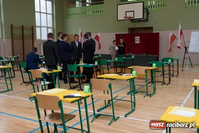 Zdjęcie w galerii na portalu naszraciborz.pl: Drugi dzień egzaminów maturalnych - w Budowlance na twarzach uśmiech wiadomości z regionu