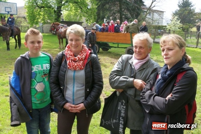 Zdjęcie w galerii na portalu naszraciborz.pl: Na pamiątkę strasznego dnia okropnego gradu - mieszkańcy Pogrzebienia modlili się w procesji ku czci św. Floriana wiadomości z regionu