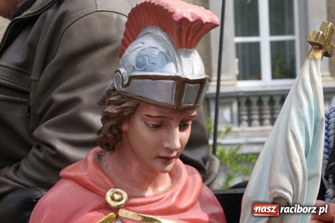 Zdjęcie w galerii na portalu naszraciborz.pl: Na pamiątkę strasznego dnia okropnego gradu - mieszkańcy Pogrzebienia modlili się w procesji ku czci św. Floriana wiadomości z regionu