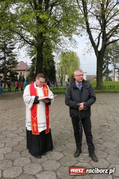 Zdjęcie w galerii na portalu naszraciborz.pl: Na pamiątkę strasznego dnia okropnego gradu - mieszkańcy Pogrzebienia modlili się w procesji ku czci św. Floriana wiadomości z regionu
