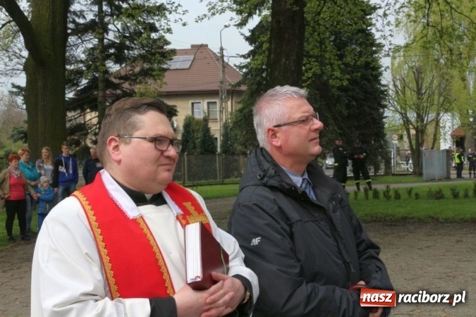 Zdjęcie w galerii na portalu naszraciborz.pl: Na pamiątkę strasznego dnia okropnego gradu - mieszkańcy Pogrzebienia modlili się w procesji ku czci św. Floriana wiadomości z regionu