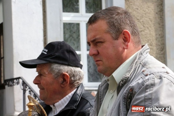 Zdjęcie w galerii na portalu naszraciborz.pl: Na pamiątkę strasznego dnia okropnego gradu - mieszkańcy Pogrzebienia modlili się w procesji ku czci św. Floriana wiadomości z regionu