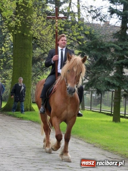 Zdjęcie w galerii na portalu naszraciborz.pl: Na pamiątkę strasznego dnia okropnego gradu - mieszkańcy Pogrzebienia modlili się w procesji ku czci św. Floriana wiadomości z regionu