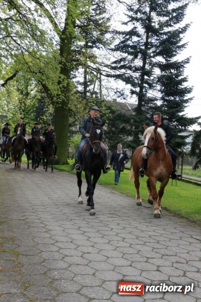 Zdjęcie w galerii na portalu naszraciborz.pl: Na pamiątkę strasznego dnia okropnego gradu - mieszkańcy Pogrzebienia modlili się w procesji ku czci św. Floriana wiadomości z regionu