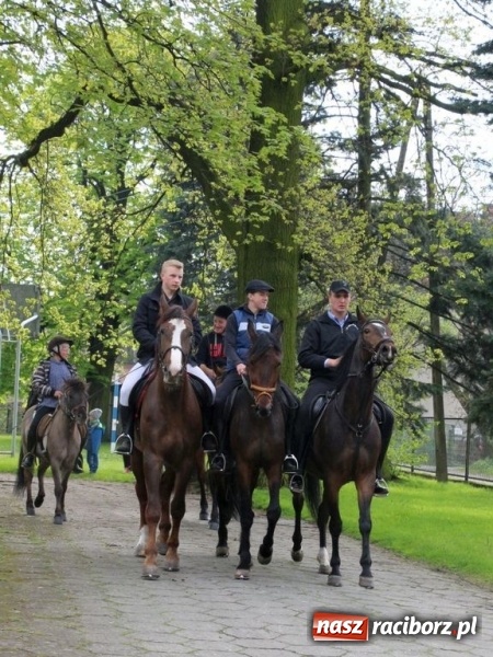 Zdjęcie w galerii na portalu naszraciborz.pl: Na pamiątkę strasznego dnia okropnego gradu - mieszkańcy Pogrzebienia modlili się w procesji ku czci św. Floriana wiadomości z regionu