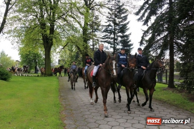 Zdjęcie w galerii na portalu naszraciborz.pl: Na pamiątkę strasznego dnia okropnego gradu - mieszkańcy Pogrzebienia modlili się w procesji ku czci św. Floriana wiadomości z regionu