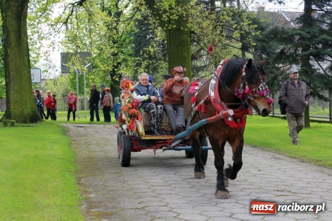 Zdjęcie w galerii na portalu naszraciborz.pl: Na pamiątkę strasznego dnia okropnego gradu - mieszkańcy Pogrzebienia modlili się w procesji ku czci św. Floriana wiadomości z regionu