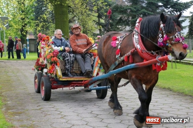 Zdjęcie w galerii na portalu naszraciborz.pl: Na pamiątkę strasznego dnia okropnego gradu - mieszkańcy Pogrzebienia modlili się w procesji ku czci św. Floriana wiadomości z regionu